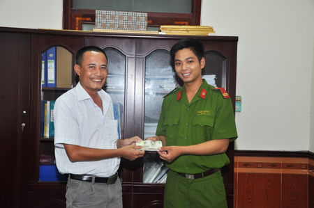 Đội bảo vệ Kho bạc Nhà nước tỉnh trả lại người đánh rơi 10 triệu đồng